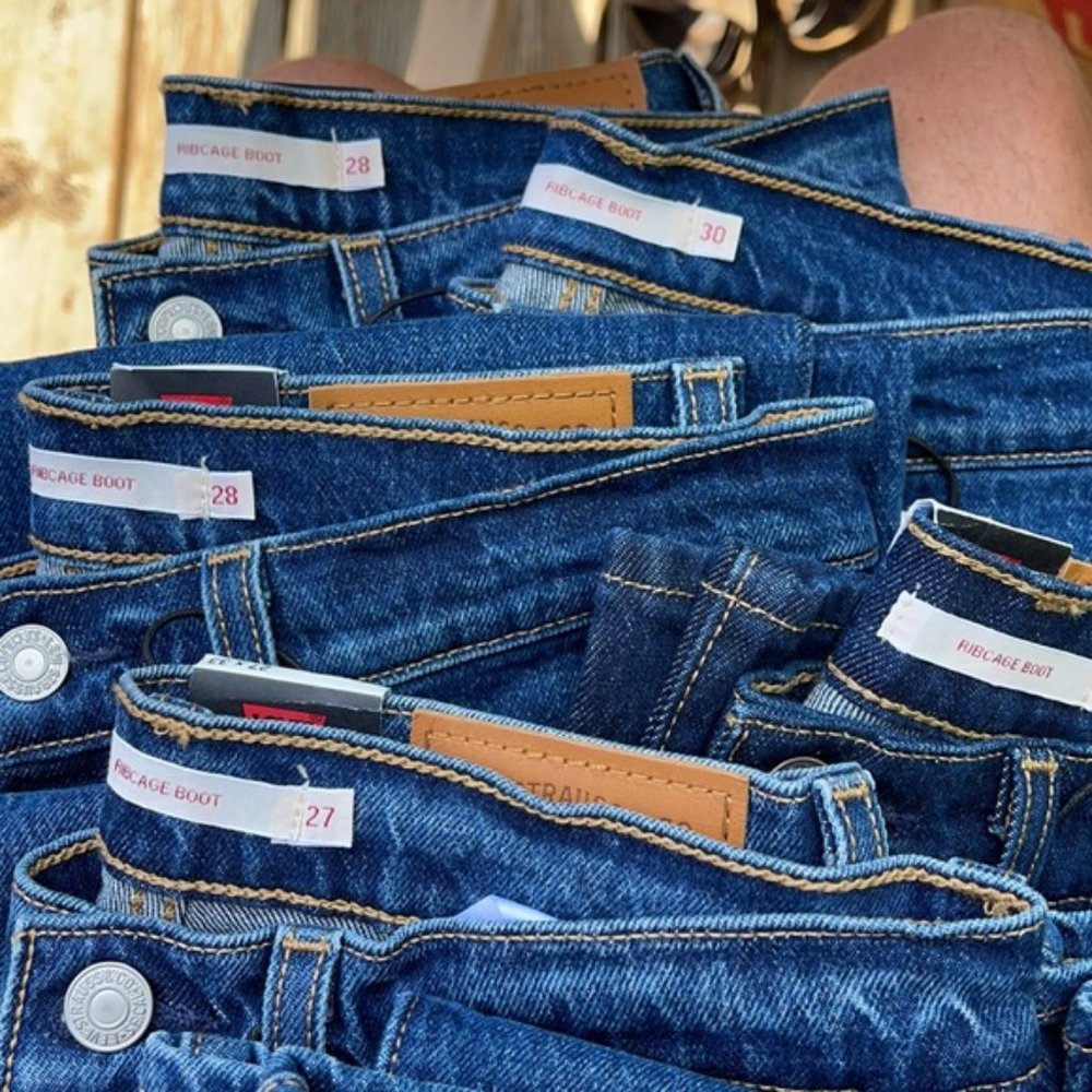 Aritzia x Levi’s Ribcage Boot Cut Flare Jeans - Picture 6 of 6